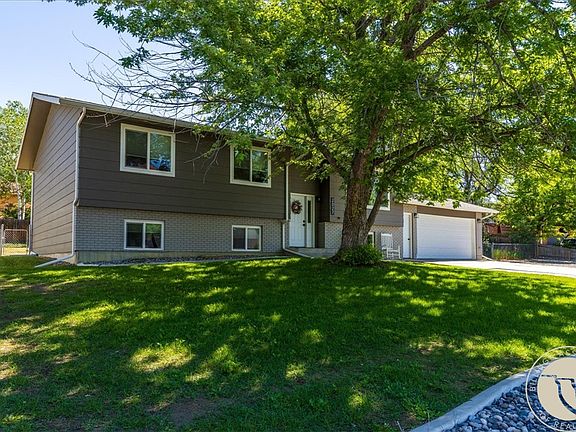 3rd image of 2027 Saint Andrews Dr