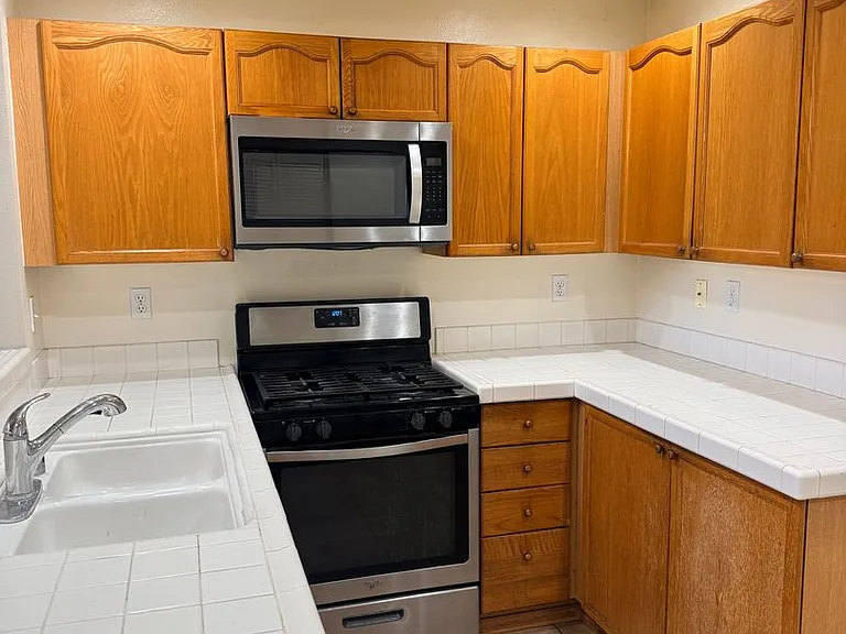 1212 Jamaica Ln — Photo 3