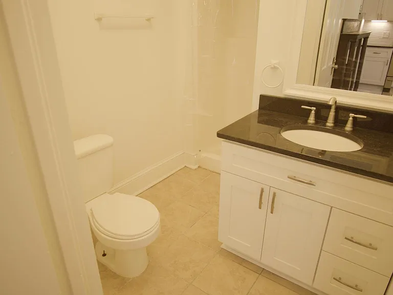 627 W Jones St #1 — Photo 3