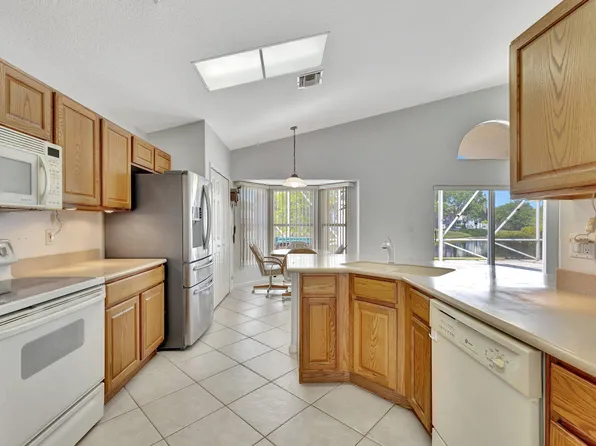 2758 Pointe Circle, Greenacres, FL 33413