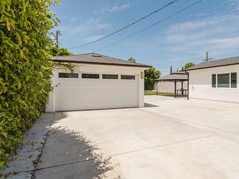 8119 Shadyglade Ave — Photo 7