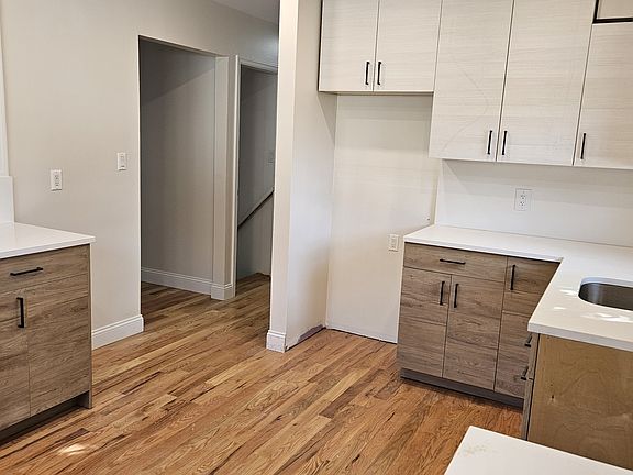 5th image of 264 Elvin St