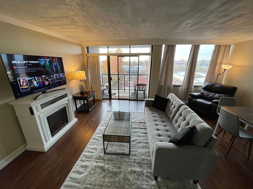 COZY! This is the word that comes to mind... all new furniture and a relaxing room to unwind after long work days!