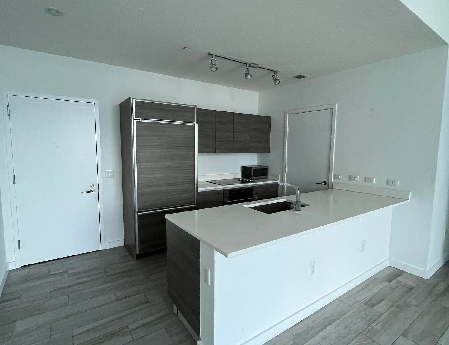 1 bed, 1.0 bath, 769 sqft, $3,700 — Photo 2