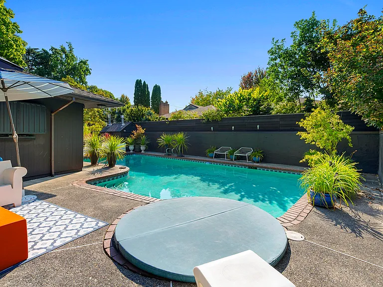 3827 NE Holman St — Photo 38