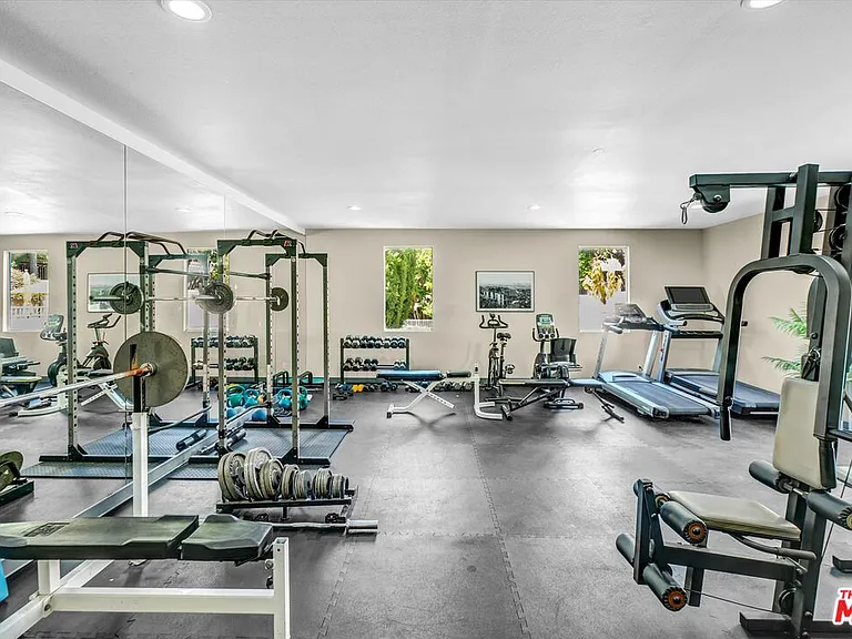2222 N Beachwood Dr #302 — Photo 34