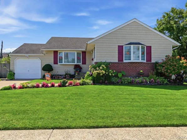 809 Garden Drive, Franklin Square, NY 11010