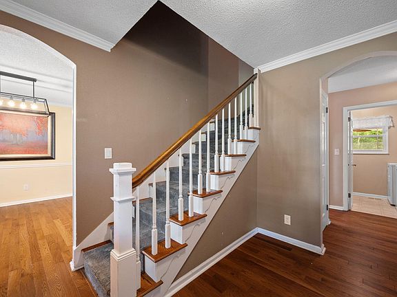 4th image of 817 Fox Chase Ln