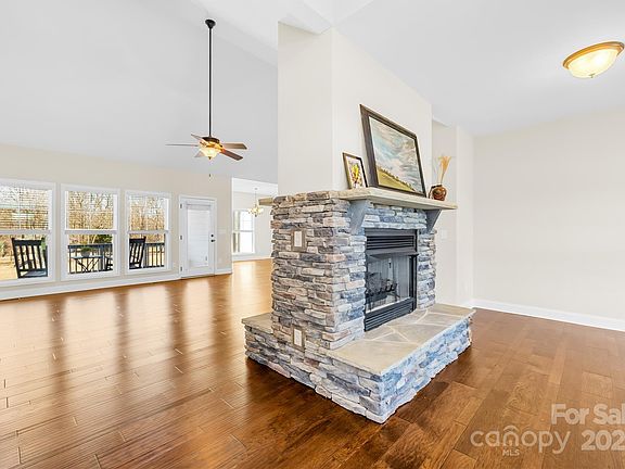 5th image of 2913 Twin Oaks St