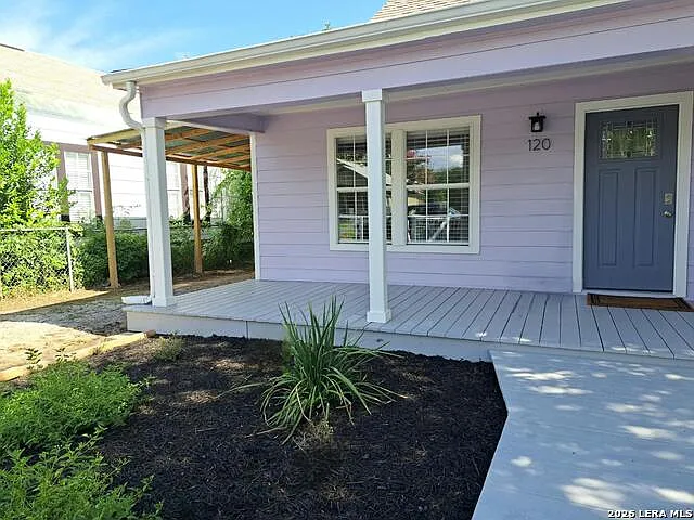 2 bed, 1.0 bath, 776 sqft, $1,525 — Photo 2