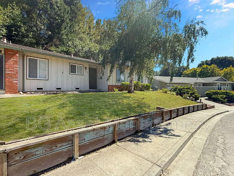 2672 Doidge Ave — Photo 2