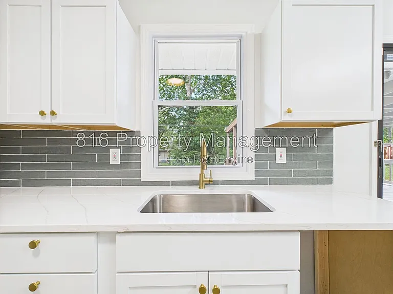 11230 Corrington Ave — Photo 8