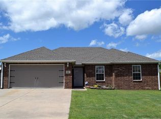 831 Roselawn St, Siloam Springs, AR 72761