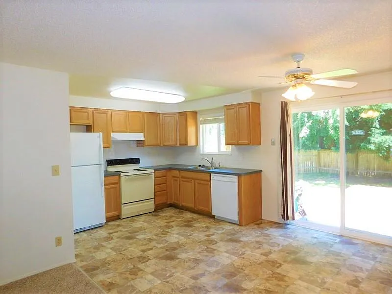 3 bed, 1008 sqft, $1,595 — Photo 4