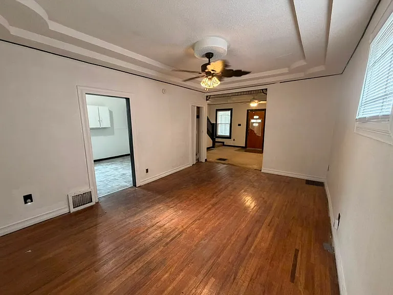 451 E Pearl St — Photo 2