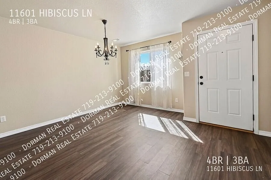 Pending Approval - North Gate 4 Bedroom W/Ac And Zero Maintenance Yard! — Photo 4