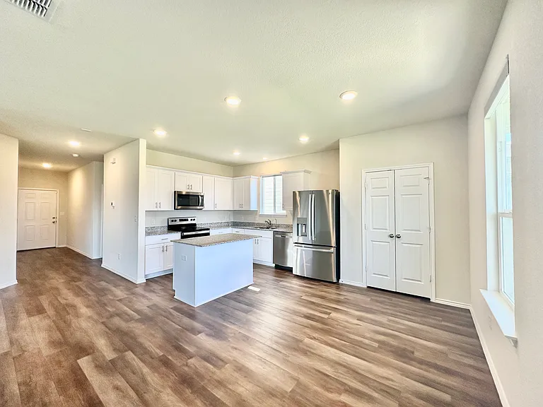 10235 Crossbuck — Photo 6