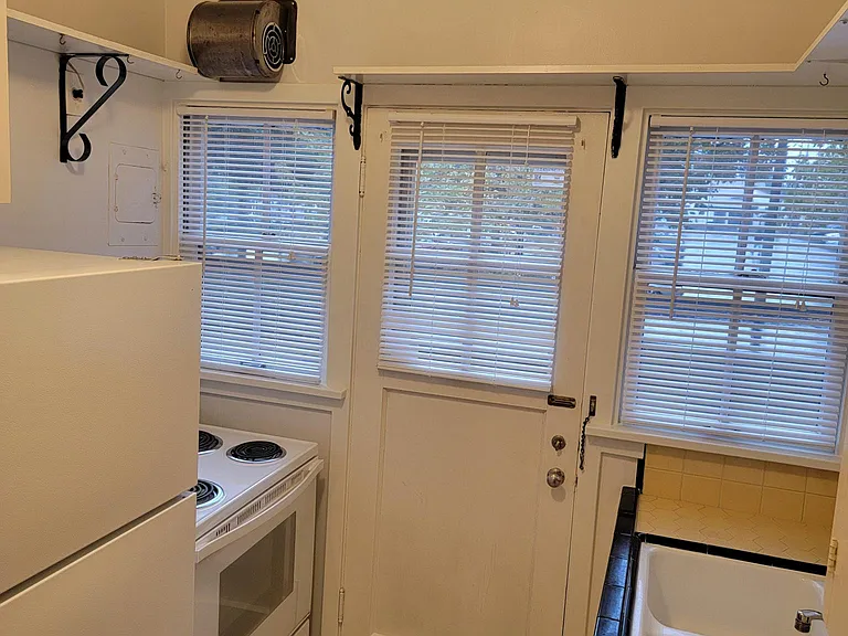 4325 NE Halsey St #9 — Photo 9