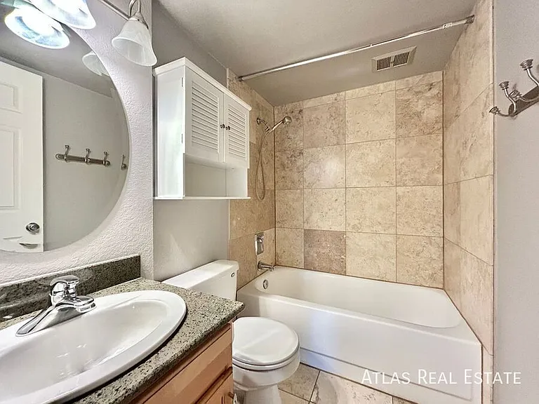 909 N Logan St — Photo 11