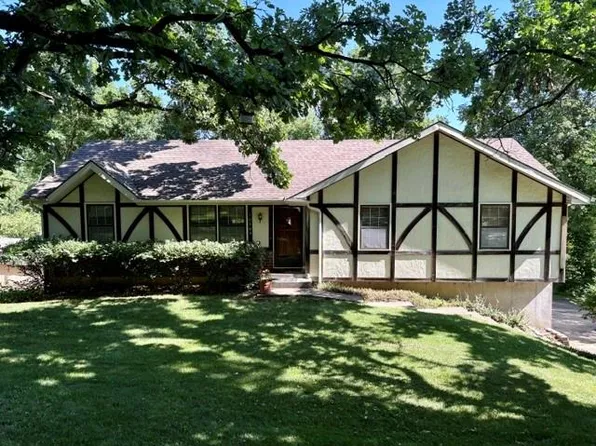 10305 NW Meadow Lane Cir, Parkville, MO 64152