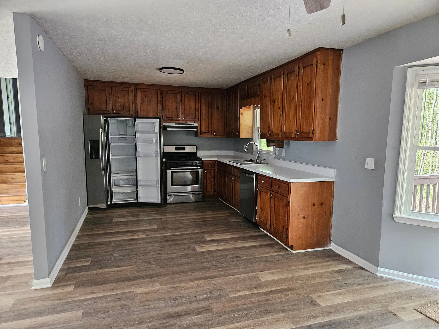 3 bed, 2.0 bath, 2076 sqft, $2,250 — Photo 2
