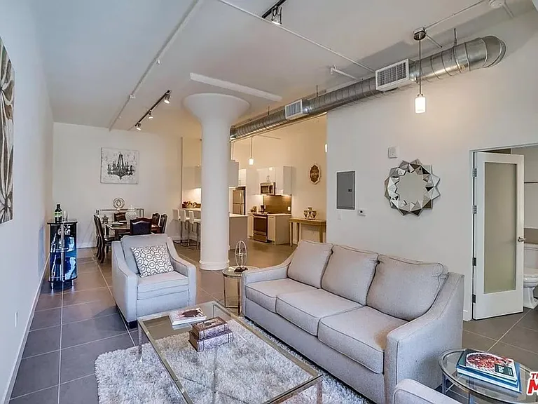 939 S Broadway — Photo 32