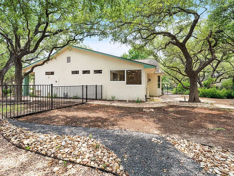 104 Bronco Cir — Photo 32