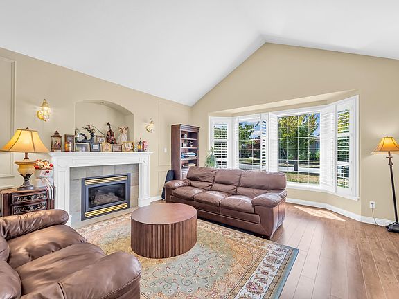 3rd image of 6231 Dunsmuir Cres