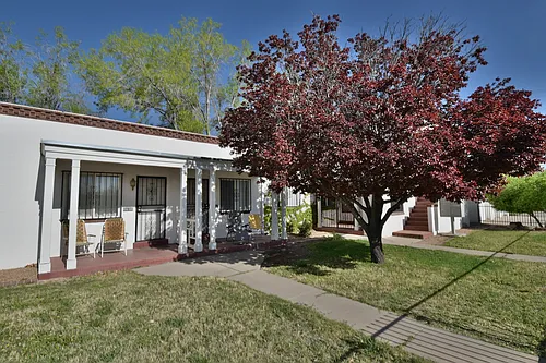 Spacious and Classic 1 Bedroom Downtown w/ Garage! Photo 1