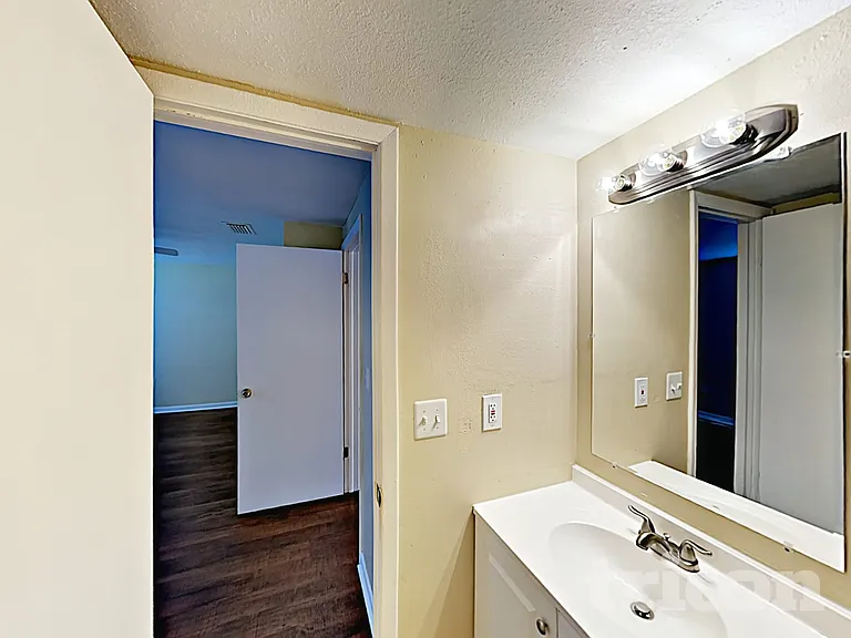 8213 Greenleaf Cir — Photo 9