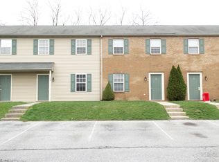 8 Diamond Spring Cir, Akron, PA 17501