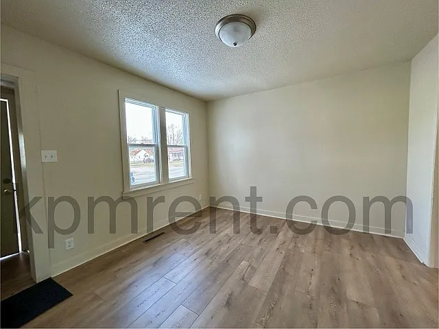 302 19th St NE — Photo 3