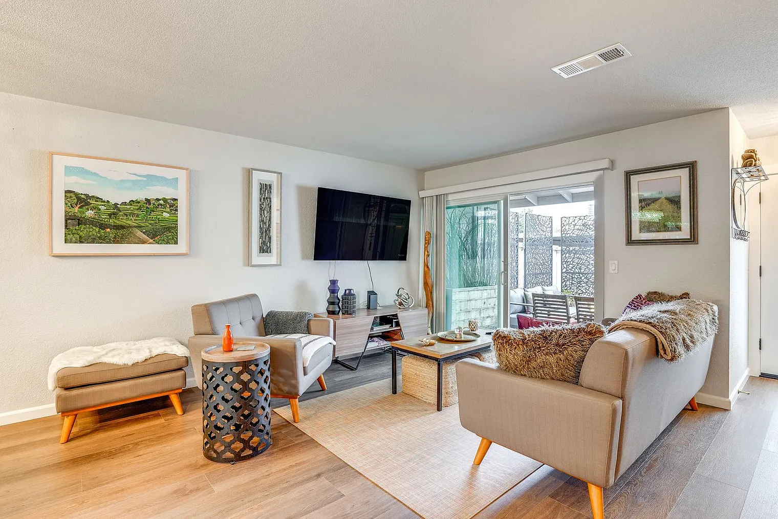 2 bed, 1.0 bath, 1054 sqft, $4,964 — Photo 2