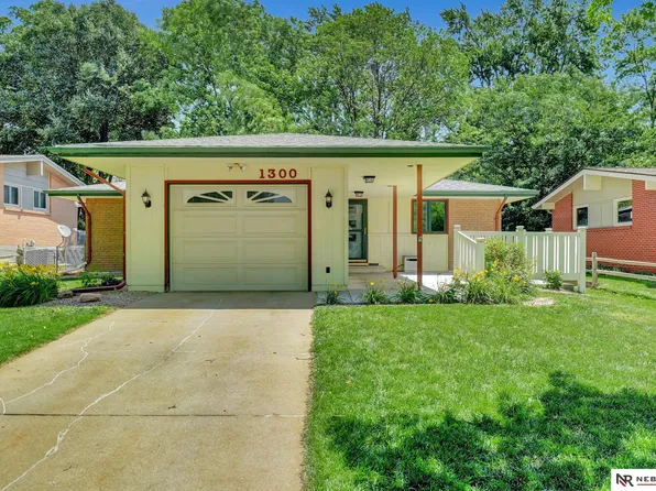 1300 Scenic Ln, Lincoln, NE 68505