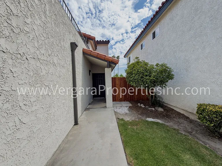 1136 Gian Dr — Photo 3