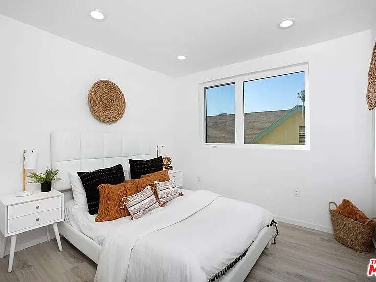 945 N Oxford Ave #6 — Photo 14