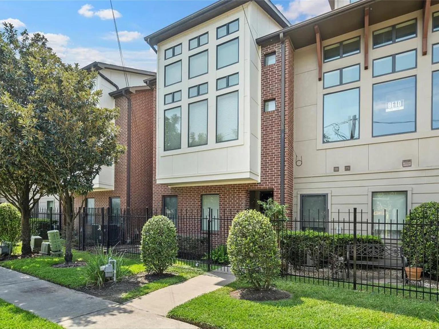 3 bed, 3.0 bath, $2,700 — Photo 2
