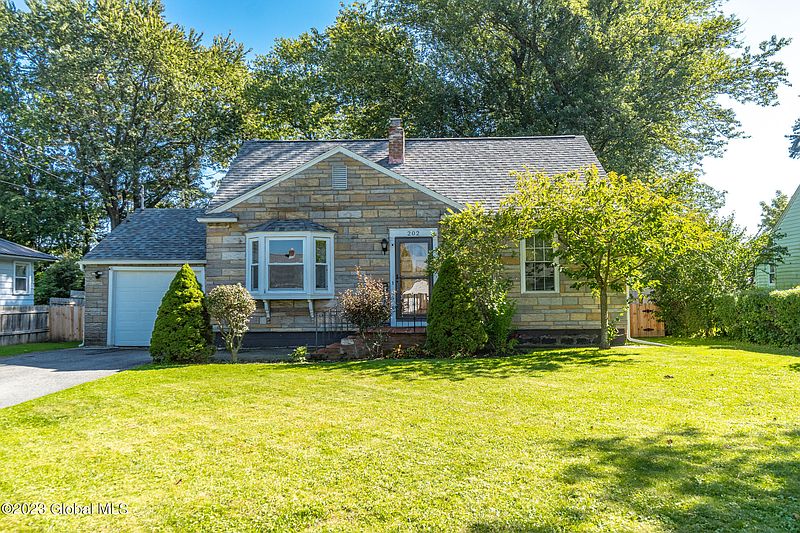3rd image of 202 SUNNYSIDE Road