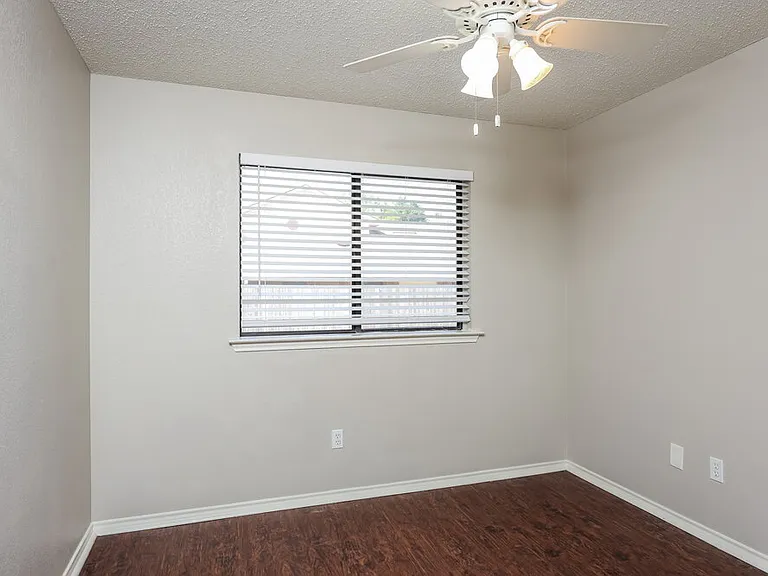 907 Park Place Blvd — Photo 12