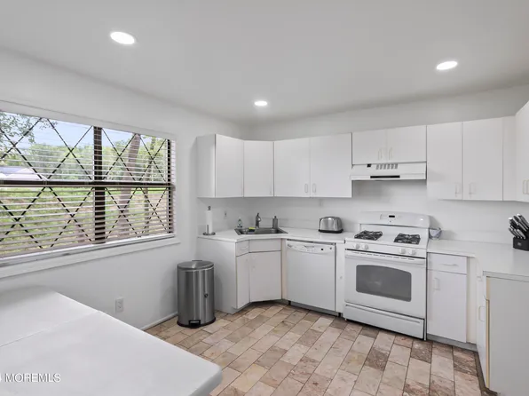 36 Dortmunder Drive, Manalapan, NJ 07726