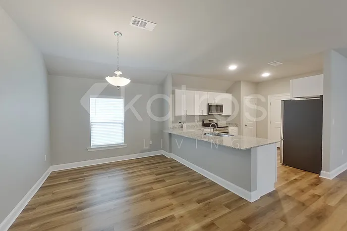 3 bed, 2.0 bath, 1618 sqft, $2,045 — Photo 4