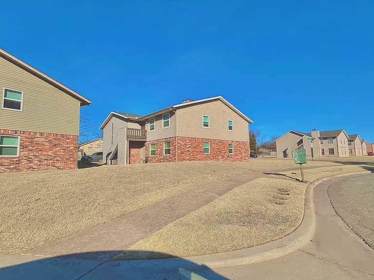300 Chalmette Dr — Photo 19