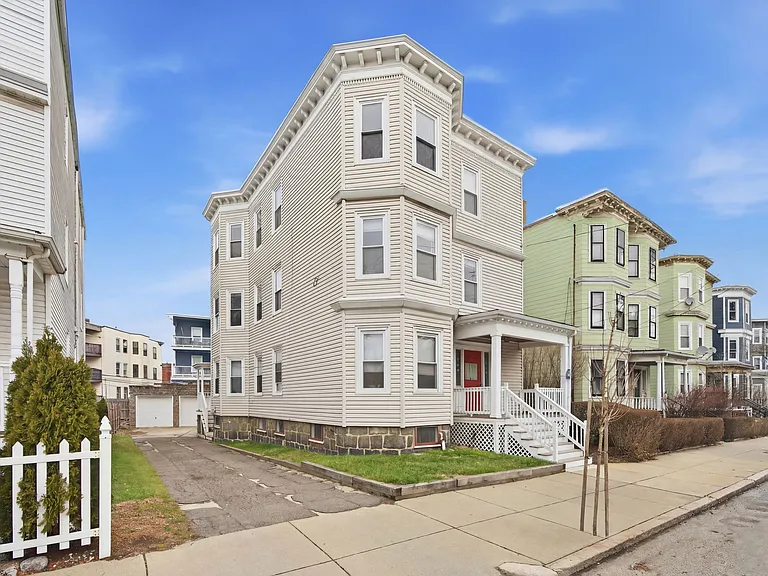 18 Gibson St #3 — Photo 1