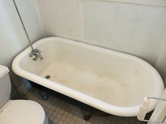 Claw foot tub