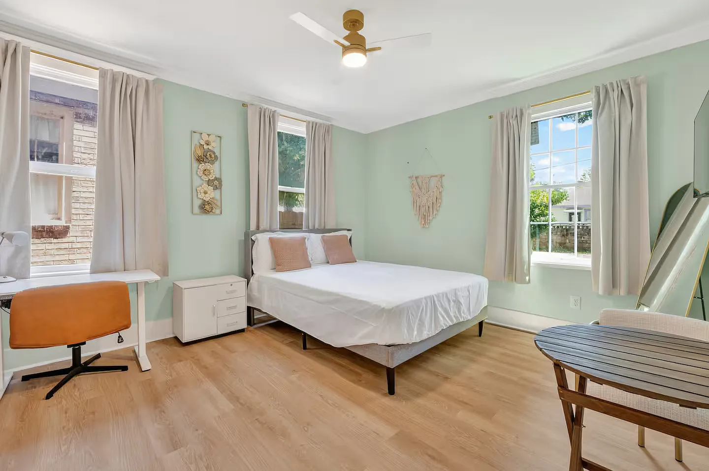 1 bed, $1,300 — Photo 1