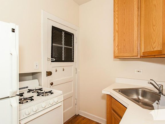 2nd image of 3912 N Pine Grove Ave #Gdn5