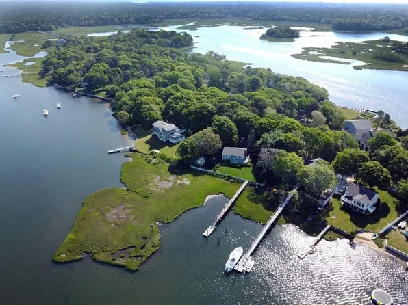 99 Monomoscoy West Road W, Mashpee, MA 02649