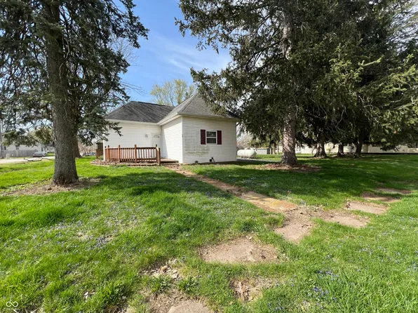 208 E 2nd St, Russellville, IN 46175