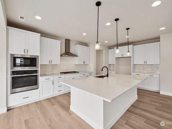 4th image of 15416 206th Avenue E #212