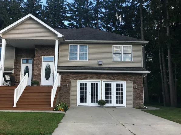 110 Whispering Pines Dr, Fenton, MI 48430